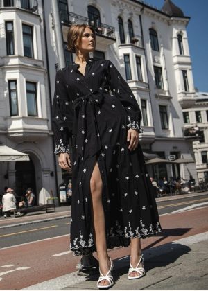 Miss maya. Gabriella Dress. Sort embroderi